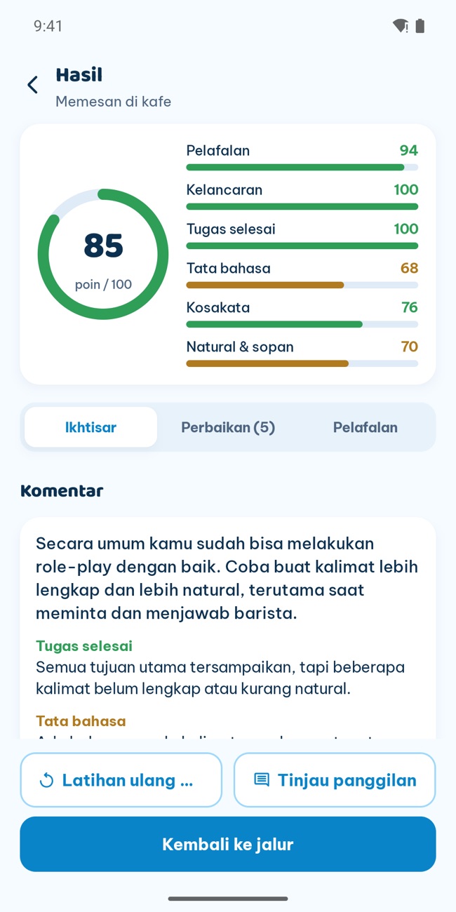Layar hasil GrooTalk setelah panggilan: skor total dengan bilah untuk pelafalan, kelancaran, tata bahasa, dan kosakata